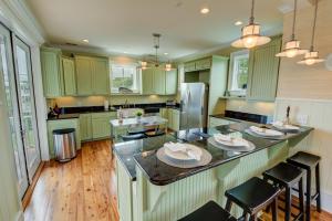 Whispering Palms- The Perfect Beach House! Elevator, Close to Beach