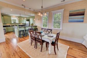 Whispering Palms- The Perfect Beach House! Elevator, Close to Beach