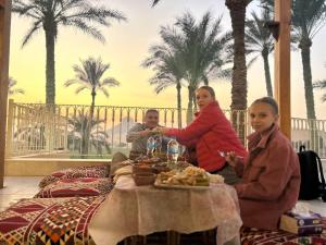 Dahshur Day Use Guest House Pyramids view Inn