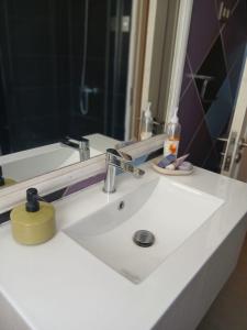 Amplia habitación con baño exclusivo
