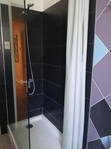 Amplia habitación con baño exclusivo