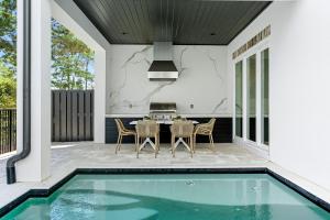 Lillys Pad - Luxury Vacation Rental Near the Beach with Secluded Pool Area & Gulf Views