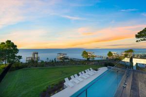 Le Maison Blanc - Bayfront Vacation Rental with Private Pool, Theater & Dock