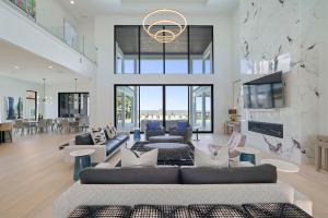 Le Maison Blanc - Bayfront Vacation Rental with Private Pool, Theater & Dock