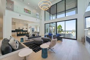 Le Maison Blanc - Bayfront Vacation Rental with Private Pool, Theater & Dock