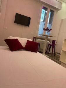 Mini white apartment