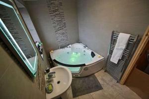 Elegant Cottage With Hot Tub