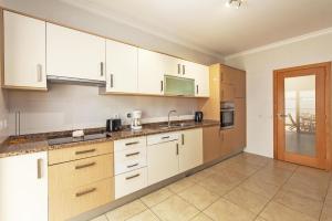 A04 - Large Modern 1 bed Apartment with Pool