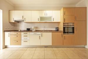 A04 - Large Modern 1 bed Apartment with Pool