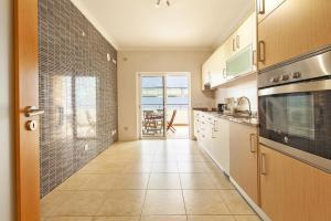 A04 - Large Modern 1 bed Apartment with Pool