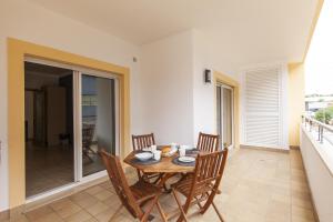 A04 - Large Modern 1 bed Apartment with Pool