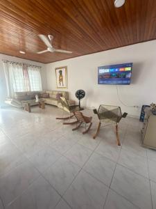 Casa con tres dormitorios y garaje