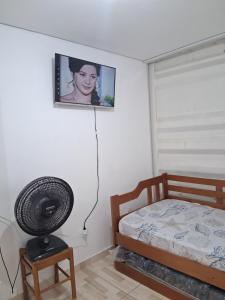 Casa container verde com vista para as montanhas