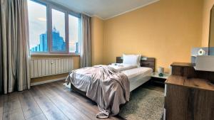 Spacious 3 BDR City Pulse near Airport, The Mall, Arena 8888 by KeyBox