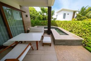 Modern Villa with Outdoor Jacuzzi
