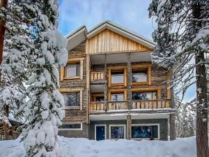 Holiday Home Pyhän kivi by Interhome