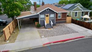 717 Charming 4 Bed Mid-Town Retreat