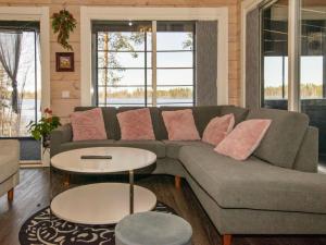 Holiday Home Metsäpirtti by Interhome