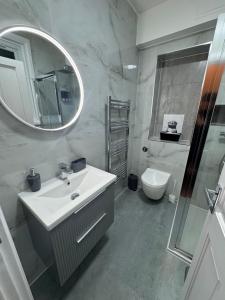 Timeless Spacious 1bedroom Duplex apartment with balcony in Shoreditch