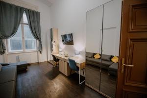 Piotrkowska 77 4 separete Bedrooms 4 osobne pokoje z osobna łazienką i kuchnią na korytarzu