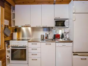 Holiday Home Metsänpirtti 4 by Interhome