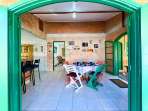 Casa Completa com Piscina Churrasqueira Wi-Fi e Garagem para 3 Carros a 500m da Praia Acomoda 11 Pessoas, 4 Quartos e Ar Condicionado