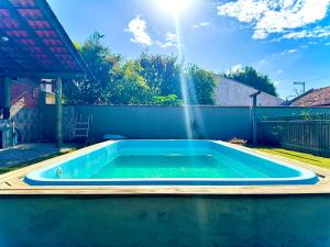 Casa Completa com Piscina Churrasqueira Wi-Fi e Garagem para 3 Carros a 500m da Praia Acomoda 11 Pessoas, 4 Quartos e Ar Condicionado