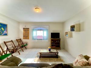 Casa Completa com Piscina Churrasqueira Wi-Fi e Garagem para 3 Carros a 500m da Praia Acomoda 11 Pessoas, 4 Quartos e Ar Condicionado