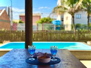 Casa Completa com Piscina Churrasqueira Wi-Fi e Garagem para 3 Carros a 500m da Praia Acomoda 11 Pessoas, 4 Quartos e Ar Condicionado