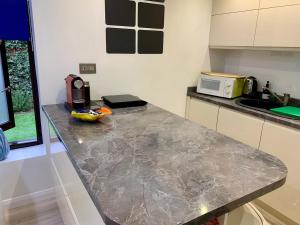 Modern studio in Ealing Broadway WiFi Kitchen