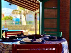 Casa Completa com Piscina Churrasqueira Wi-Fi e Garagem para 3 Carros a 500m da Praia Acomoda 11 Pessoas, 4 Quartos e Ar Condicionado