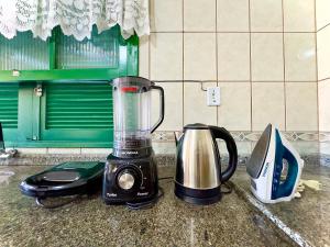 Casa Completa com Piscina Churrasqueira Wi-Fi e Garagem para 3 Carros a 500m da Praia Acomoda 11 Pessoas, 4 Quartos e Ar Condicionado