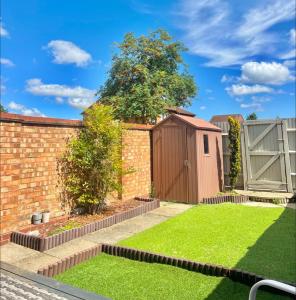 Furzton - Modern Home and Garden, Free Private Parking, TV, Sleeps 6 Guests