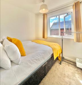 Furzton - Modern Home and Garden, Free Private Parking, TV, Sleeps 6 Guests