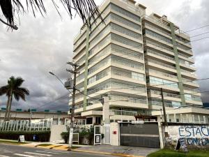 Apartamento vista para o mar, com piscina pé na areia
