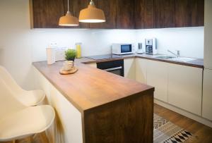 Priestranný dizajnový 2-izbový byt v centre Trnavy s výhľadom na mestskú vežue