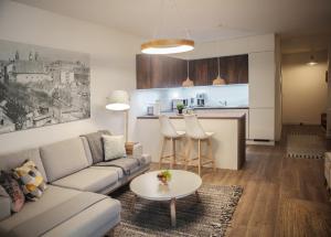 Priestranný dizajnový 2-izbový byt v centre Trnavy s výhľadom na mestskú vežue