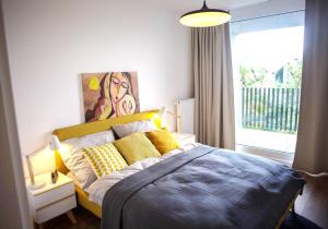 Priestranný dizajnový 2-izbový byt v centre Trnavy s výhľadom na mestskú vežue