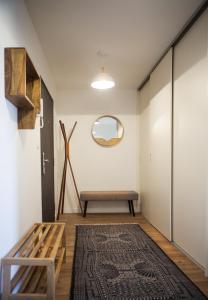 Priestranný dizajnový 2-izbový byt v centre Trnavy s výhľadom na mestskú vežue