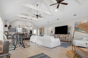 Cast Away - 2114 Bienville