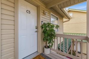 Clearwater Golden Escape on Lake Hamilton condo