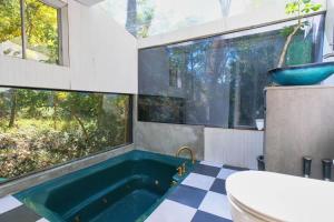Vintage Lovers` Cabin with Jacuzzi & Lake Access