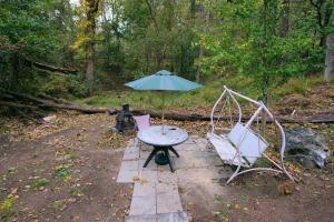 Vintage Lovers` Cabin with Jacuzzi & Lake Access