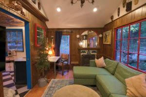 Vintage Lovers` Cabin with Jacuzzi & Lake Access