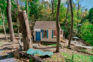 Vintage Lovers` Cabin with Jacuzzi & Lake Access