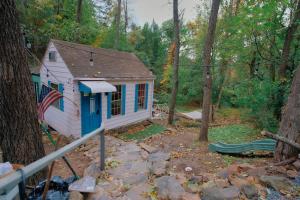 Vintage Lovers` Cabin with Jacuzzi & Lake Access