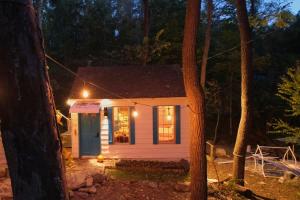 Vintage Lovers` Cabin with Jacuzzi & Lake Access