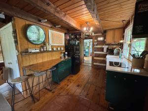 Cozy Cabin Escape Hot Tub & Lake Access