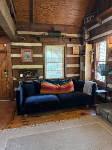 Cozy Cabin Escape Hot Tub & Lake Access