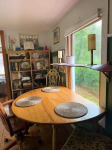 Cozy Cabin Escape Hot Tub & Lake Access